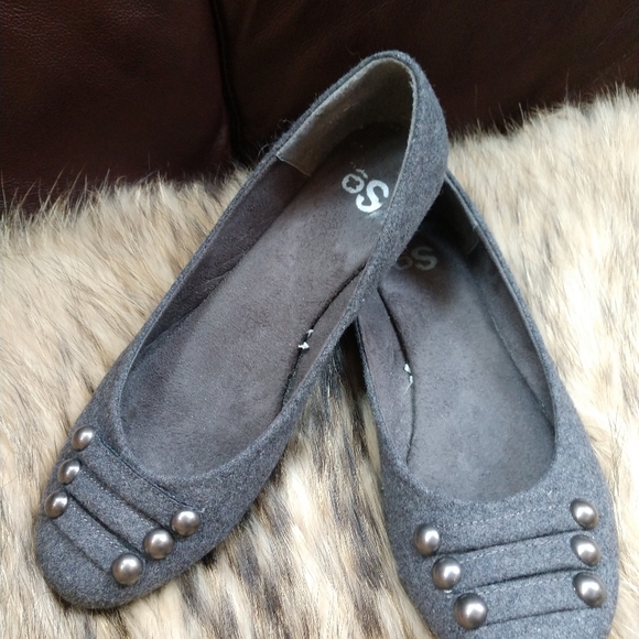 SO grey felt ballet flats size 9.5